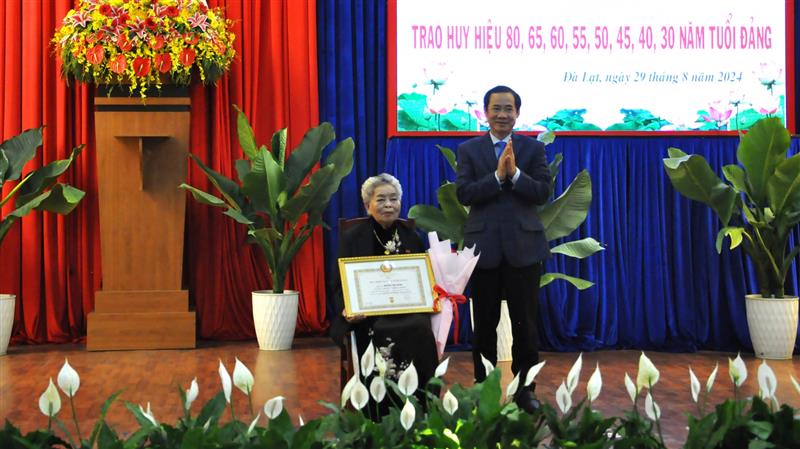 Quyền Bí tư Tỉnh ủy Lâm Đồng Nguyễn Thái Học trao Huy hiệu 65 năm tuổi Đảng.