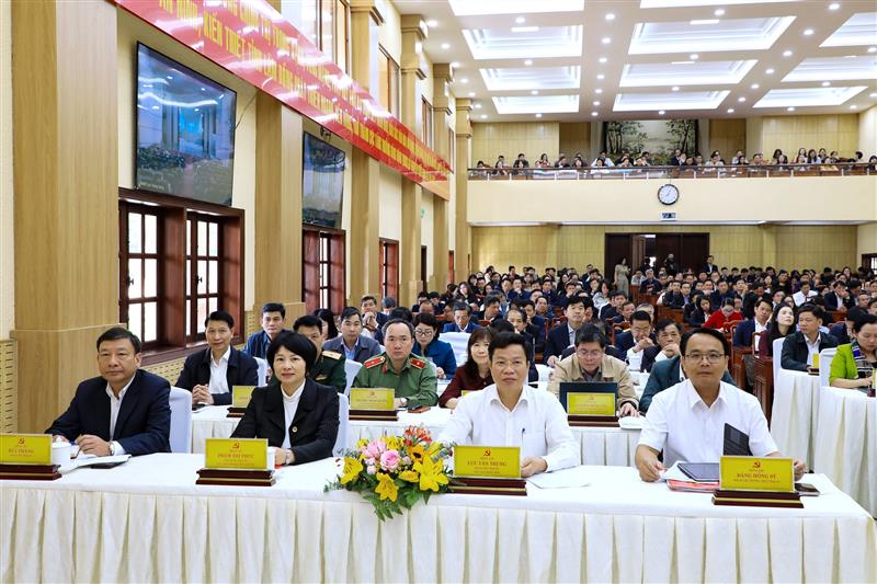 Lãnh đạo Tỉnh ủy cùng các đại biểu dự hội nghị tại điểm cầu Tỉnh ủy Lâm Đồng