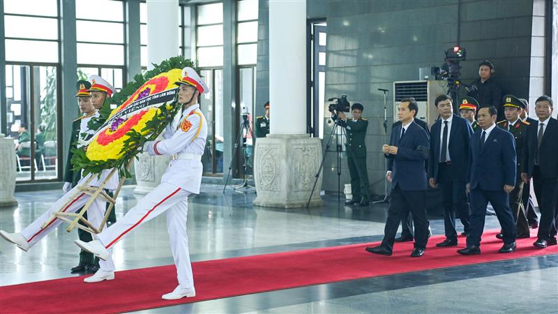 Đoàn đại biểu tỉnh Lâm Đồng do đồng chí Nguyễn Thái Học - Quyền Bí thư Tỉnh ủy làm trưởng đoàn vào dâng hoa, dâng hương viếng Tổng Bí thư Nguyễn Phú Trọng.