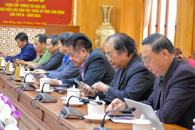 Đại diện lãnh đạo các sở, ngành liên quan dự họp báo.