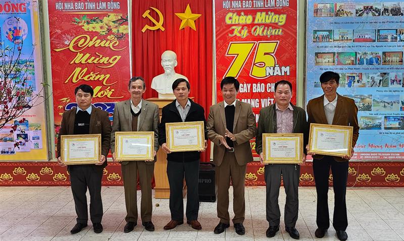 Ban tổ chức trao giấy khen cho các đơn vị tại Hội Báo Xuân.
