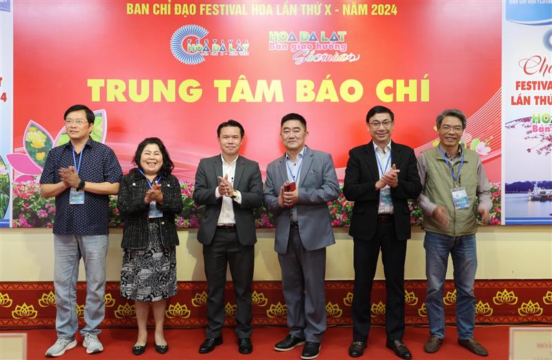 Đại diện lãnh đạo Sở Thông tin và Truyền thông tỉnh Lâm Đồng trao thẻ tác nghiệp cho các đơn vị truyền thông.