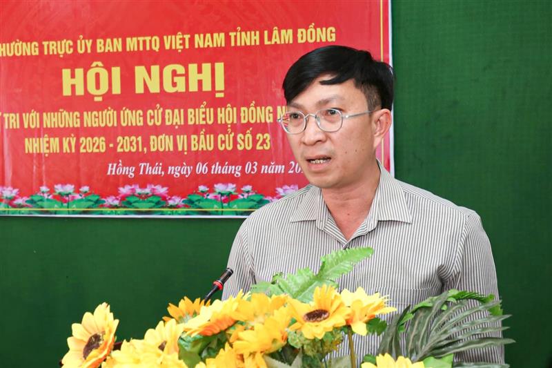 Ứng cử viên Lâm Hồng Tuyên trình bày chương trình hành động tại hội nghị tiếp xúc cử tri