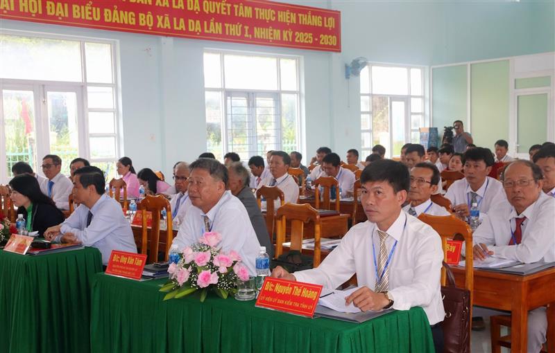 Đại biểu tham dự đại hội Đảng bộ xã La Dạ