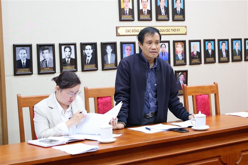 Đại diện lãnh đạo Bảo hiểm Xã hội tỉnh trao đổi tại Hội nghị