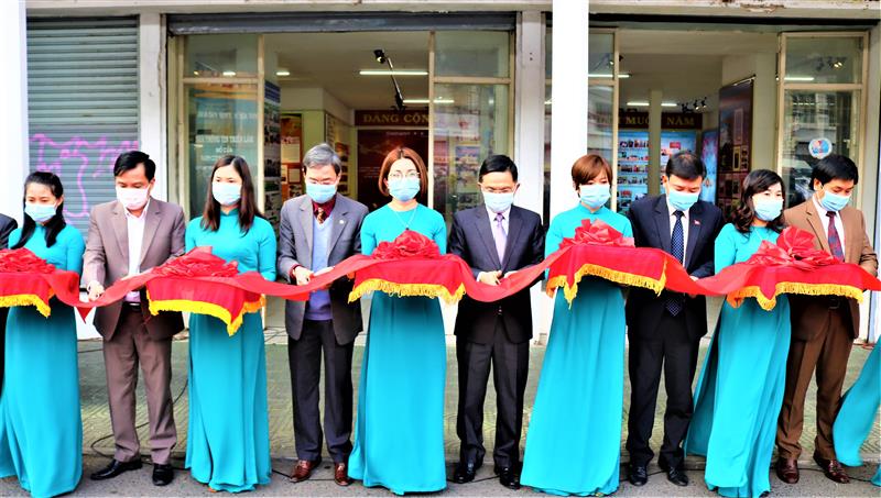 Các đồng chí lãnh đạo cắt băng khai mạc