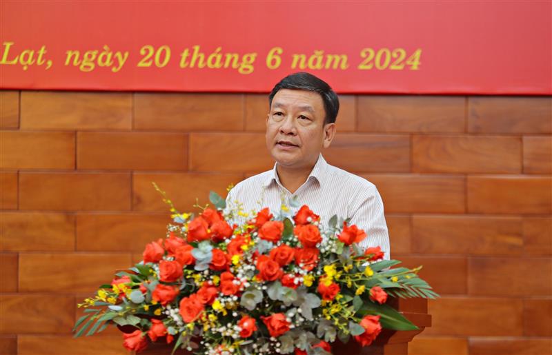 Đồng chí Bùi Thắng - Trưởng Ban Tuyên giáo Tỉnh uỷ thông tin tình hình kinh tế - xã hội, hoạt động báo chí thời gian qua.