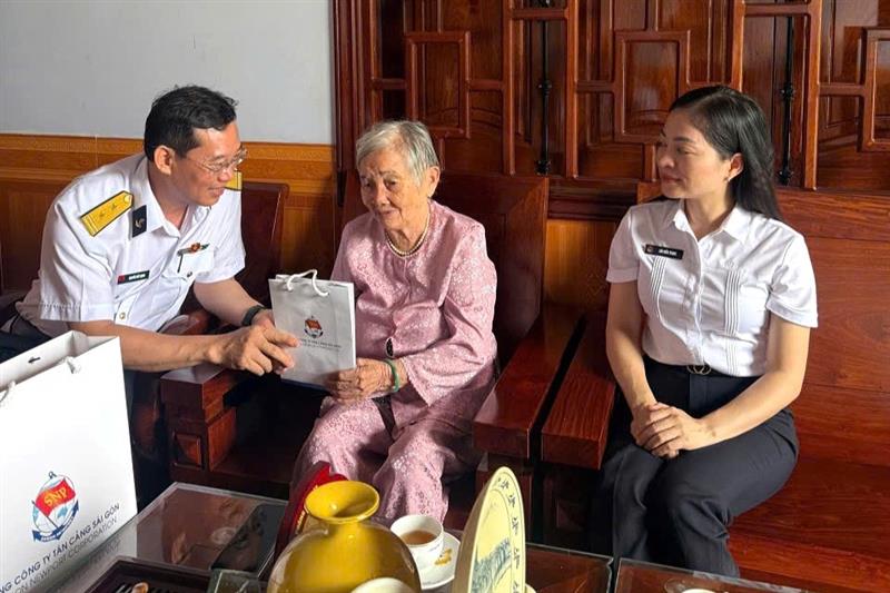 Binh đoàn 20 - Tổng Công ty Tân Cảng Sài Gòn thăm hỏi, tặng quà Mẹ Việt Nam anh hùng Nguyễn Thị Xuân, xã Thuận An