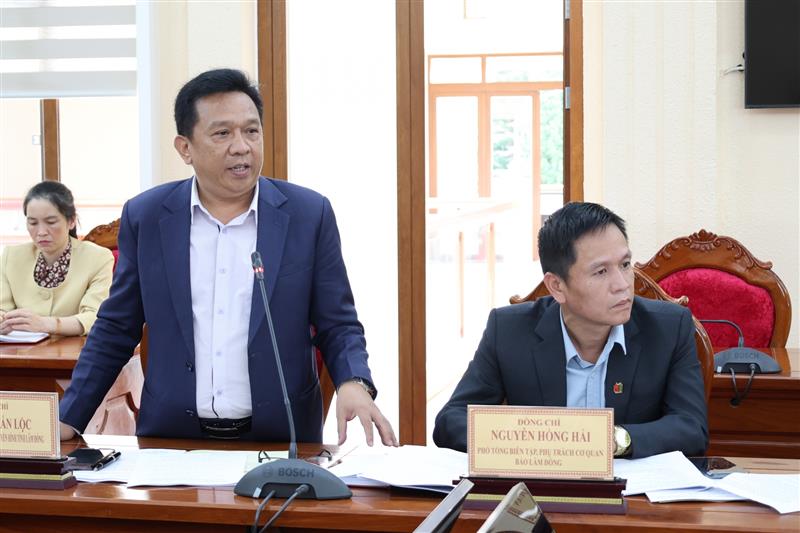 Giám đốc Đài Phát thanh - Truyền hình tỉnh Lâm Đồng Nguyễn Tấn Lộc trao đổi tại hội nghị