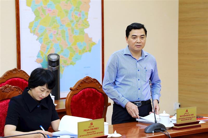 Ủy viên Dự khuyết BCH Trung ương Đảng, Phó Bí thư Thường trực Tỉnh ủy Nguyễn Hoài Anh gợi ý một số vấn đề trong buổi thảo luận