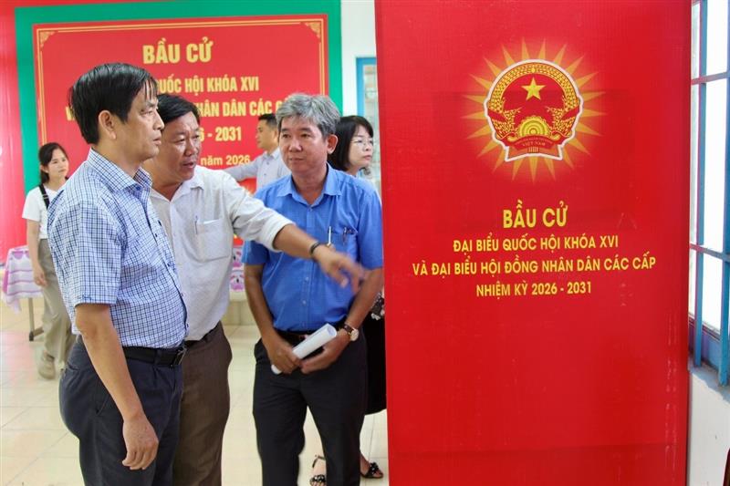 Đồng chí Võ Thanh Bình kiểm tra điểm bầu cử tại Phường Phước Hội