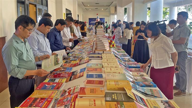 Đại biểu tham quan trưng bày Bản tin Sinh hoạt chi bộ.