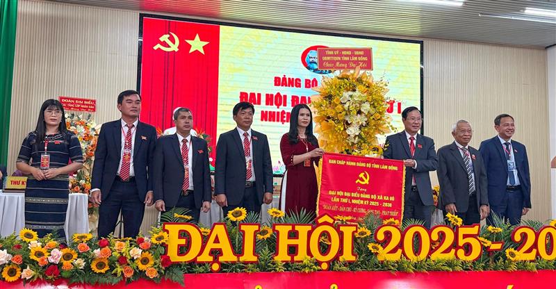 Đồng chí Phạm Triều, Uỷ viên Ban Thường vụ Tỉnh ủy, Phó Chủ tịch Ủy ban MTTQ Việt Nam tỉnh Lâm Đồng trao bức trướng của Ban Chấp hành Đảng bộ tỉnh tặng Đại hội