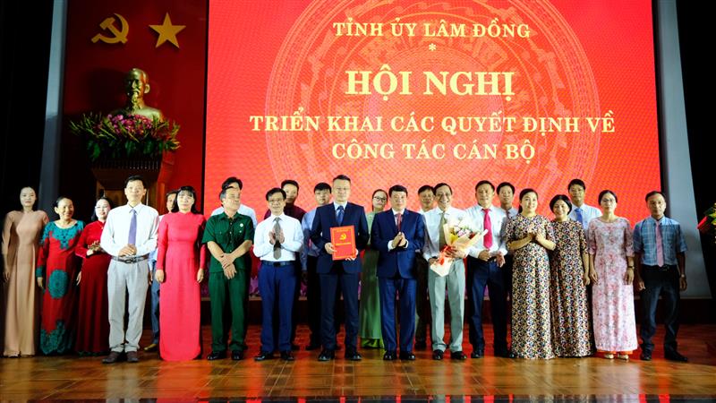 Đồng chí Y Thanh Hà Niê Kđăm - Ủy viên Ban Chấp hành Trung ương Đảng, Bí thư Tỉnh ủy Lâm Đồng trao quyết định về công tác cán bộ xã Đạ Huoai