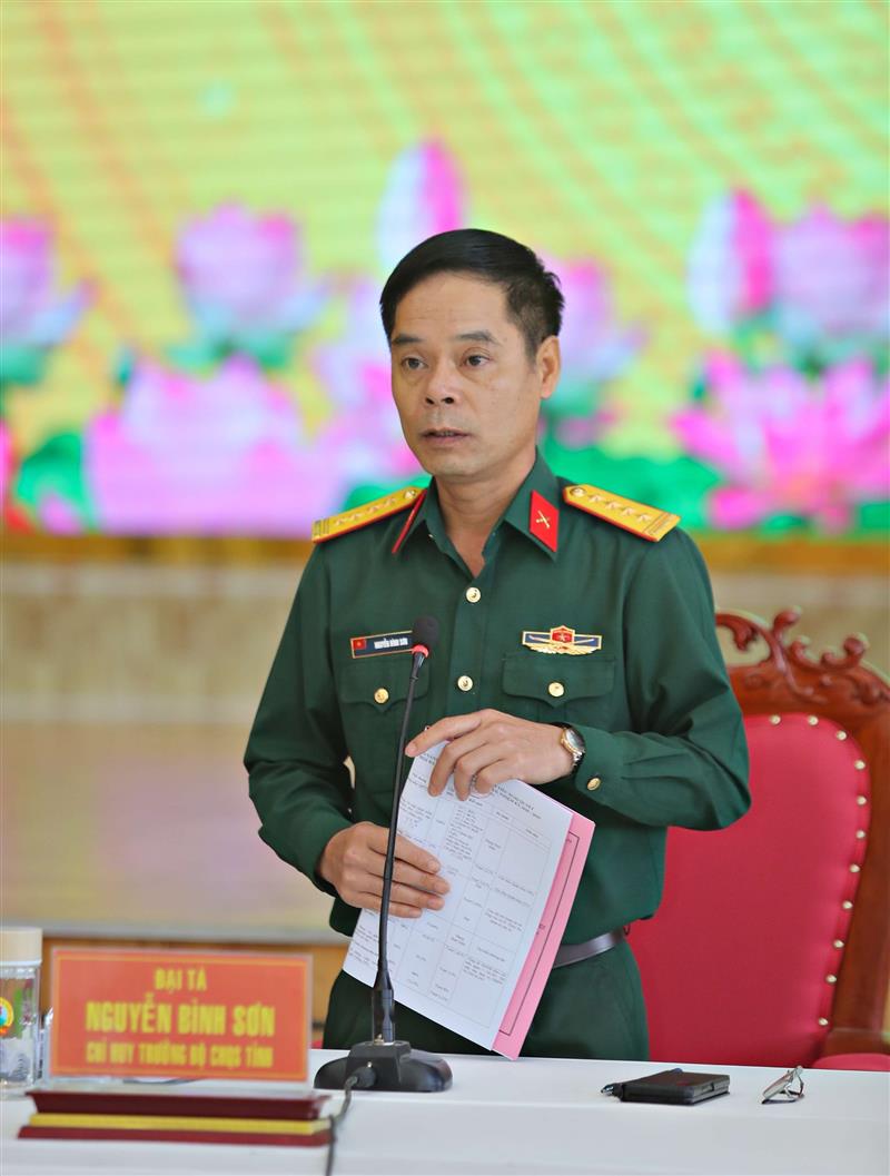 Đại tá Nguyễn Bình Sơn - Ủy viên Ban Thường vụ Tỉnh ủy, Chỉ huy trưởng Bộ CHQS tỉnh báo cáo tại buổi làm việc.
