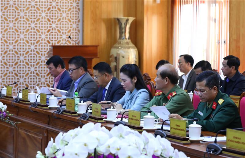 Các Phó Chủ tịch UBND tỉnh và lãnh đạo các sở, ngành dự hội nghị tại đầu cầu Hội trường UBND tỉnh.