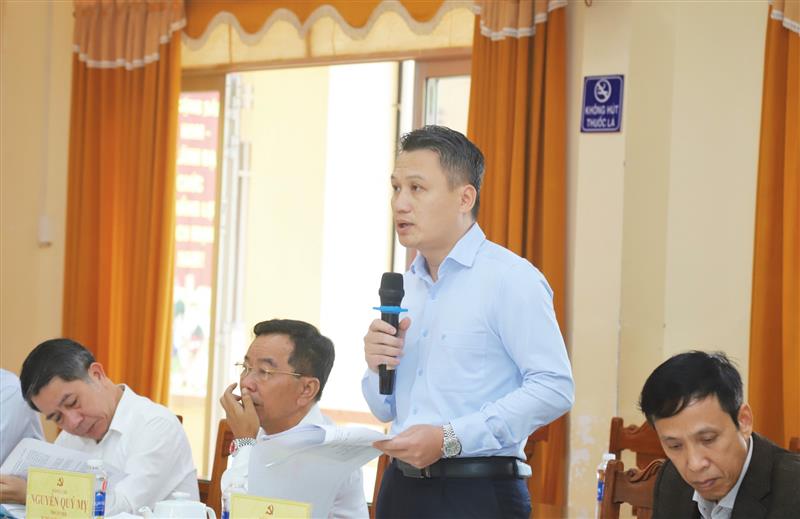 Chủ tịch UBND huyện Đạ Huoai Nguyễn Tiến Dũng báo cáo tại buổi làm việc
