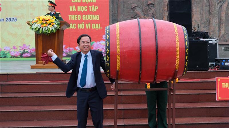 Đồng chí Tôn Thiện Đồng  - Trưởng Ban Tuyên giáo và Dân vận Tỉnh ủy đánh hồi trống tòng quân