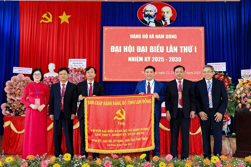 Phó Chủ tịch UBND tỉnh Lê Trọng Yên tặng cờ của Ban Chấp hành Đảng bộ tỉnh Lâm Đồng chúc mừng Đại hội
