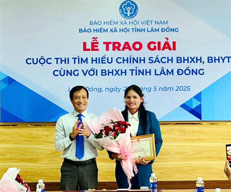 Trao giải Nhì cho bà Kơ Să K' Jíp (thôn Đạ Nghịt, xã Lát, Lạc Dương)