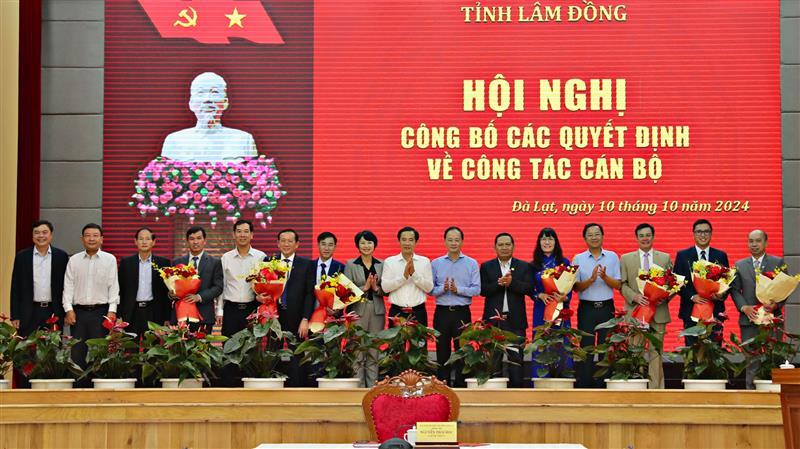 Các đại biểu chụp hình lưu niệm với 7 cán bộ được điều động, bổ nhiệm.