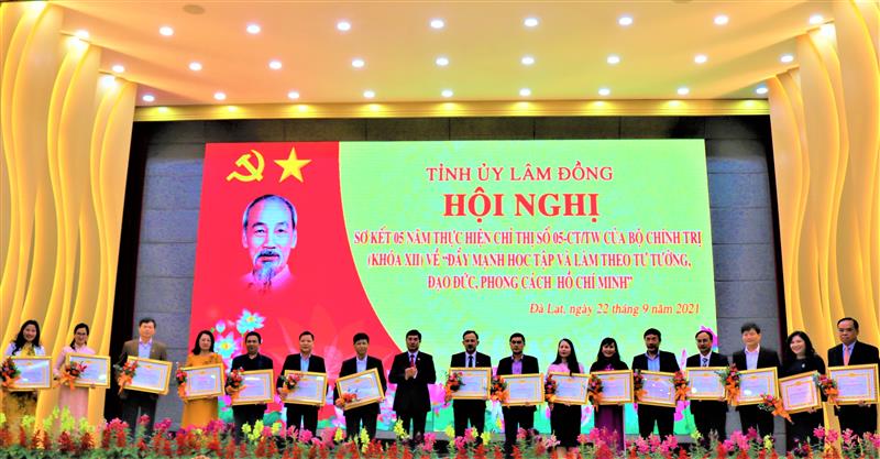 Tập thể được khen thưởng