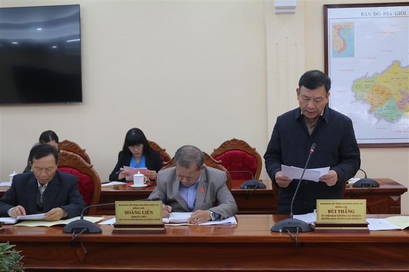 Đồng chí Bùi Thắng - Ủy viên Ban Thường vụ, Trưởng Ban Tuyên giáo Tỉnh ủy, Phó trưởng Ban Chỉ đạo 35 tỉnh báo cáo kết quả công tác bảo vệ nền tảng tư tưởng, đấu tranh phản bác các quan điểm sai trái, thù địch 6 tháng đầu năm.