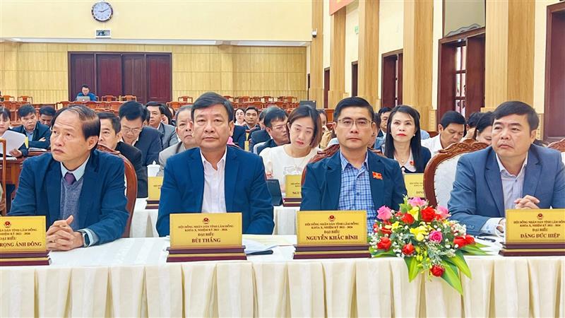 Các đồng chí Ủy viên Ban Thường vụ Tỉnh uỷ tham dự kỳ họp.