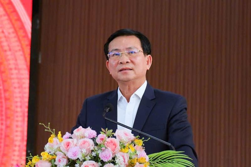 Ủy viên Ban Chấp hành Trung ương Đảng, Phó Bí thư Tỉnh ủy, Chủ tịch UBND tỉnh Lâm Đồng Hồ Văn Mười trình bày chương trình hành động trước đông đảo cử tri. Ảnh tư liệu