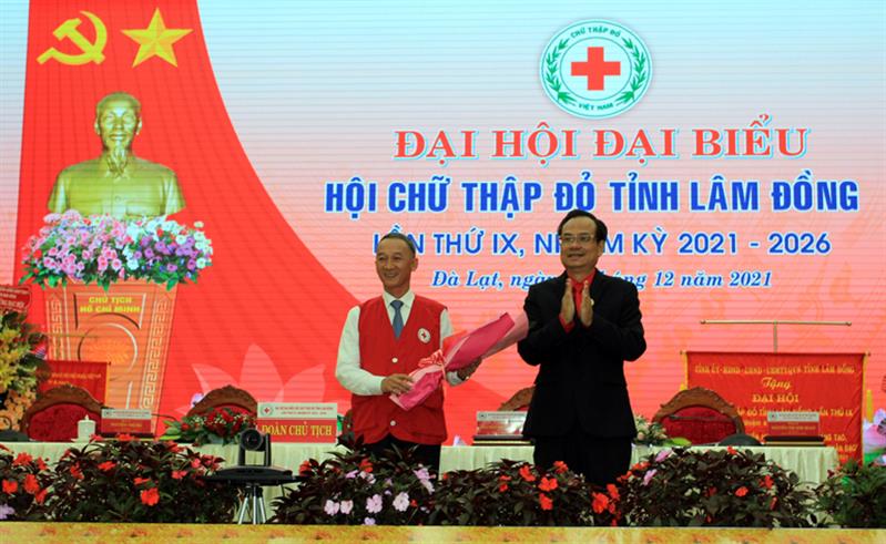 Ông Vũ Thanh Lưu - Phó Chủ tịch Hội CTĐ Việt Nam tặng hoa chúc mừng ông Trần Văn Hiệp – Chủ tịch UBND tỉnh được Đại hội suy tôn làm Chủ tịch danh dự của Hội CTĐ tỉnh nhiệm kỳ 2021 -2026, ảnh (LĐ online)