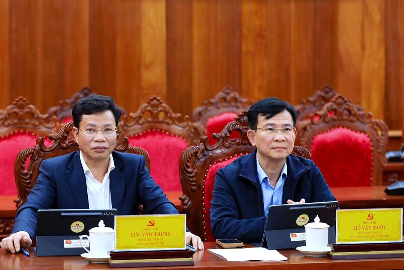 Phó Bí thư Tỉnh ủy, Chủ tịch HĐND tỉnh Lâm Đồng Lưu Văn Trung (bên trái) và Phó Bí thư Tỉnh ủy, Chủ tịch UBND tỉnh Lâm Đồng Hồ Văn Mười (bên phải) dự cuộc họp