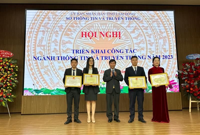 Khen thưởng cho các cá nhân có đóng góp cho ngành thông tin truyền thông.