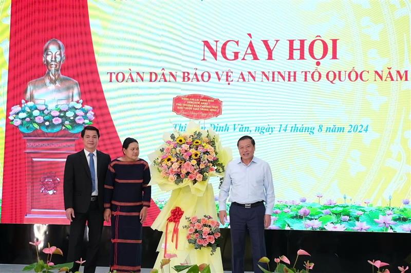 Đồng chí Lại Xuân Môn tặng hoa chúc mừng Ngày hội.