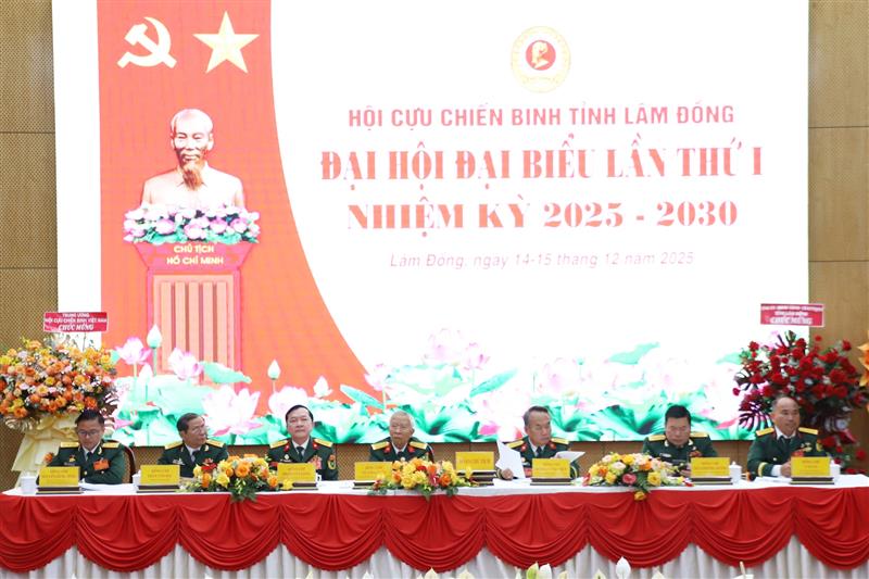 Đoàn Chủ tịch điều hành Đại hội. Ảnh Báo Lâm Đồng điện tử.