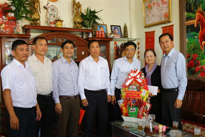 Đồng chí Tôn Thiện Đồng - Trưởng Ban Tuyên giáo và Dân vận Tỉnh ủy thăm và tặng quà thương binh Dư Thị Kim Hoa