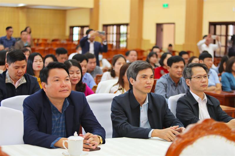 Đại biểu và 38 thí sinh cuộc thi chung khảo toàn quốc Hội thi giảng viên lý luận chính trị giỏi năm 2022 tham gia chương trình giao lưu, gặp mặt.