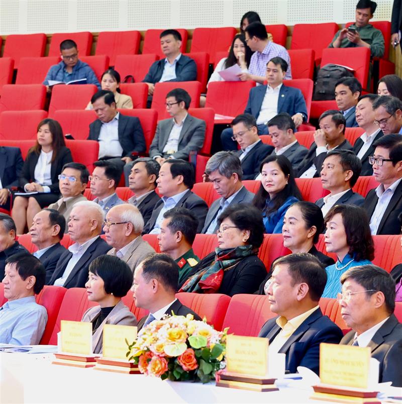 Lãnh đạo tỉnh Lâm Đồng (hàng đầu): Phó Bí thư Thường trực Tỉnh ủy, Chủ tịch HĐND tỉnh Phạm Thị Phúc (thứ 2 từ trái qua); Phó Bí thư Tỉnh ủy, Chủ tịch UBND tỉnh Trần Hồng Thái (thứ 3 từ trái qua); Phó Bí thư Tỉnh ủy Bùi Thắng (thứ 2 từ phải qua) tham dự Hội thảo