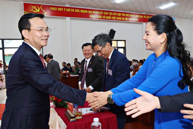 Phó Bí thư Tỉnh ủy, Chủ tịch UBND tỉnh Lâm Đồng Hồ Văn Mười hỏi thăm cán bộ lãnh đạo các xã, phường tham dự Đại hội