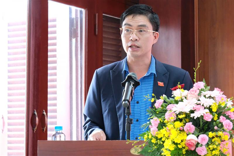 Đồng chí Trần Văn Thế - Chánh Văn phòng Đảng uỷ Khối Doanh nghiệp tỉnh Lâm Đồng trình bày báo cáo