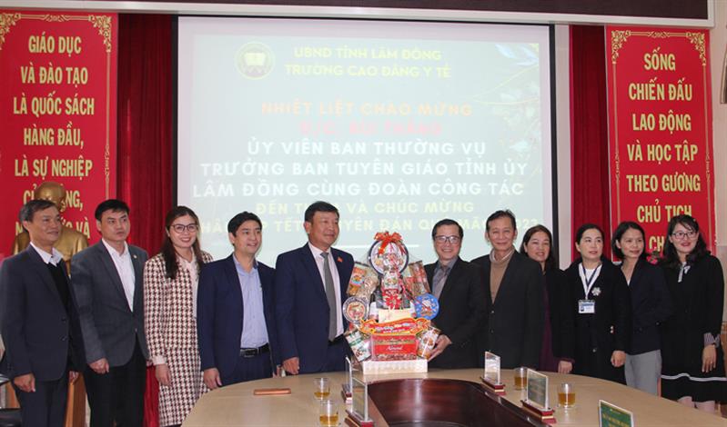 Đoàn công tác tặng quà cho Trương Cao đẳng Y tế Đà Lạt