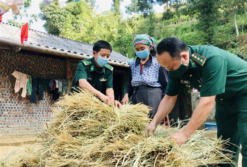 Cán bộ, chiến sĩ Đồn Biên phòng Si  Ma Cai, tỉnh Lào Cai giúp dân_Nguồn: baolaocai.vn