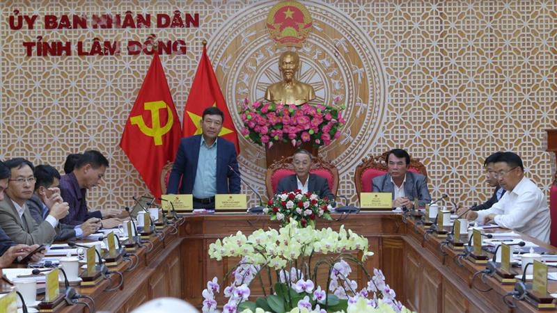 Đồng chí Bùi Thắng - Ủy viên Ban Thường vụ, Trưởng Ban Tuyên giáo Tỉnh ủy định hướng báo chí và thông tin tuyên truyền trong tháng 7.