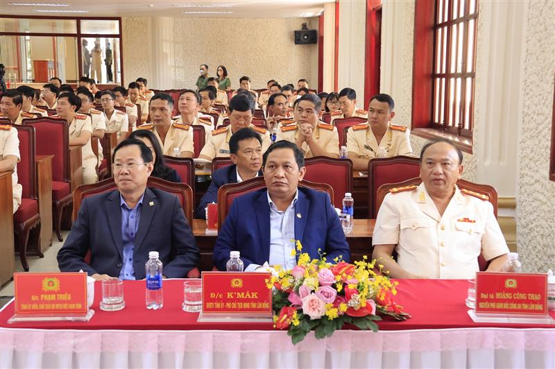 Lãnh đạo tỉnh và Công an tỉnh tham dự lễ kỷ niệm.