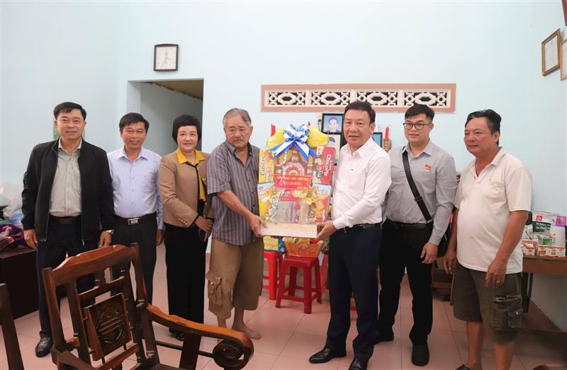 Đồng chí Bùi Thắng, Phó Bí thư Tỉnh ủy cùng đoàn công tác tặng quà tri ân gia đình Mẹ Nguyễn Thị Có