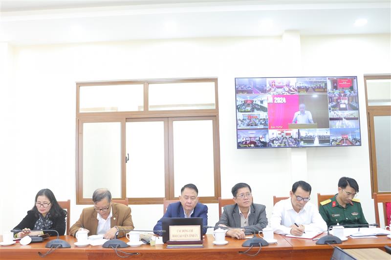 Các đồng chí báo cáo viên Tỉnh ủy tham dự hội nghị.