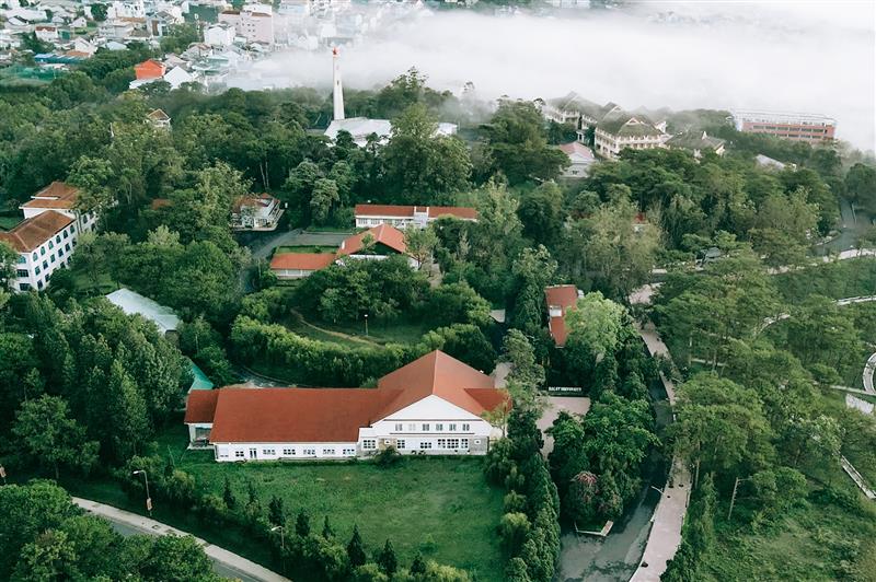 Trường Đại học Đà Lạt là một trong những ngôi trường có khuôn viên đẹp nhất của khu vực Đông Nam Á.