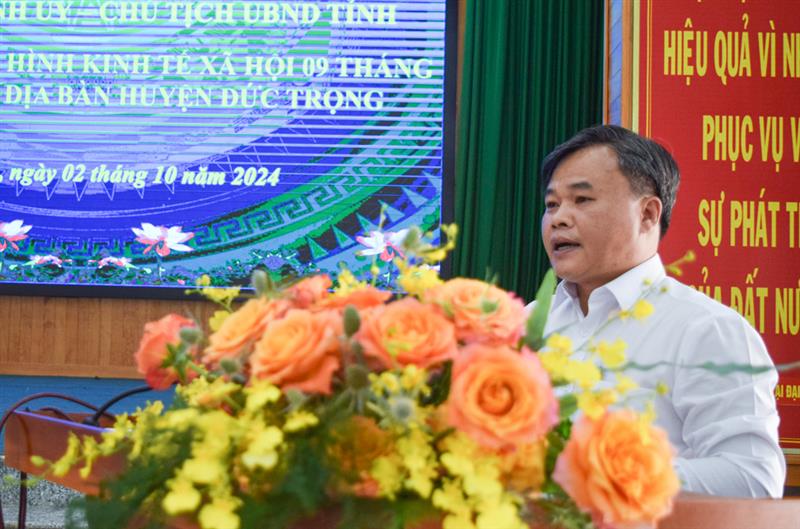 Đồng chí Lê Nguyên Hoàng - Chủ tịch UBND huyện, báo cáo tóm tắt tình hình kinh tế - xã hội huyện 9 tháng đầu năm