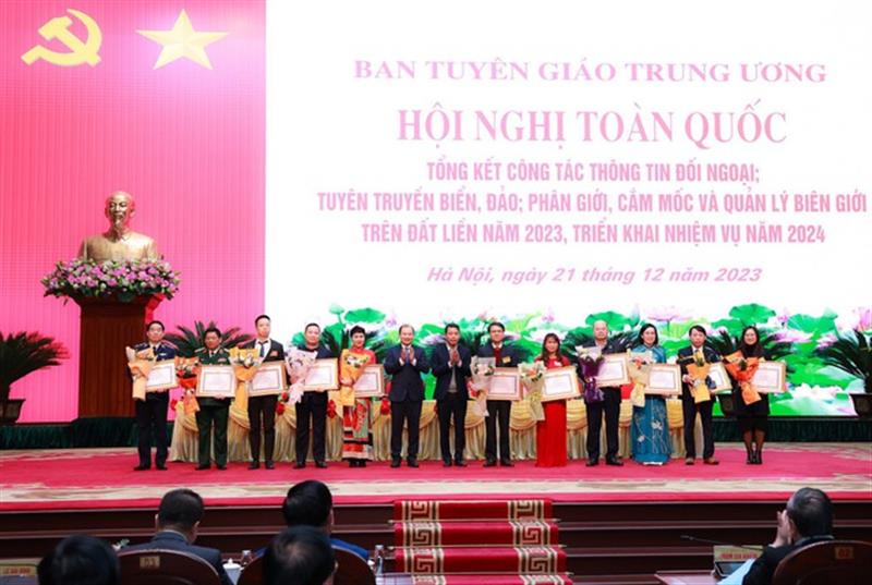 Lãnh đạo Ban Tuyên giáo Trung ương trao Bằng khen tặng các tập thể, cá nhân có thành tích xuất sắc trong công tác thông tin đối ngoại; tuyên truyền biển, đảo và phân giới, cắm mốc, quản lý biên giới đất liền năm 2023 - Ảnh: VGP/Nguyễn Hoàng