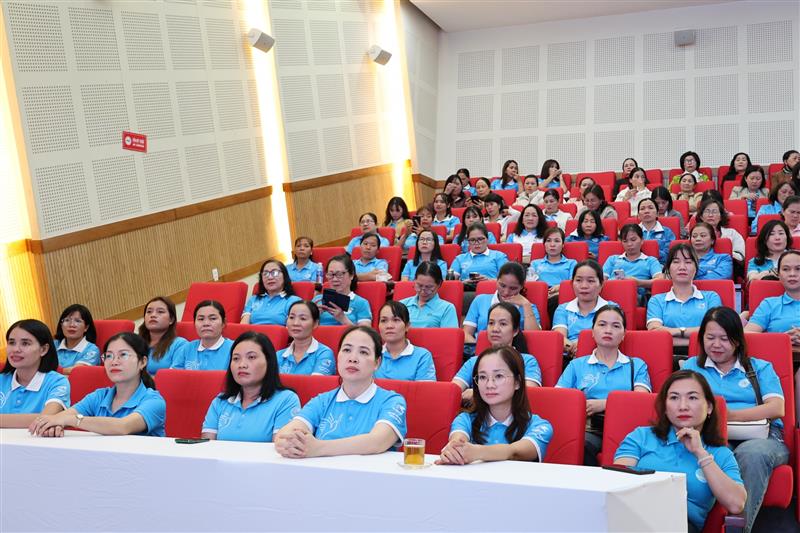 Cán bộ, hội viên phụ nữ tham dự hội nghị