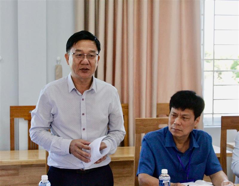 Đồng chí Mai Văn Hiệu, Bí thư xã Tân Hải báo cáo tại buổi làm việc